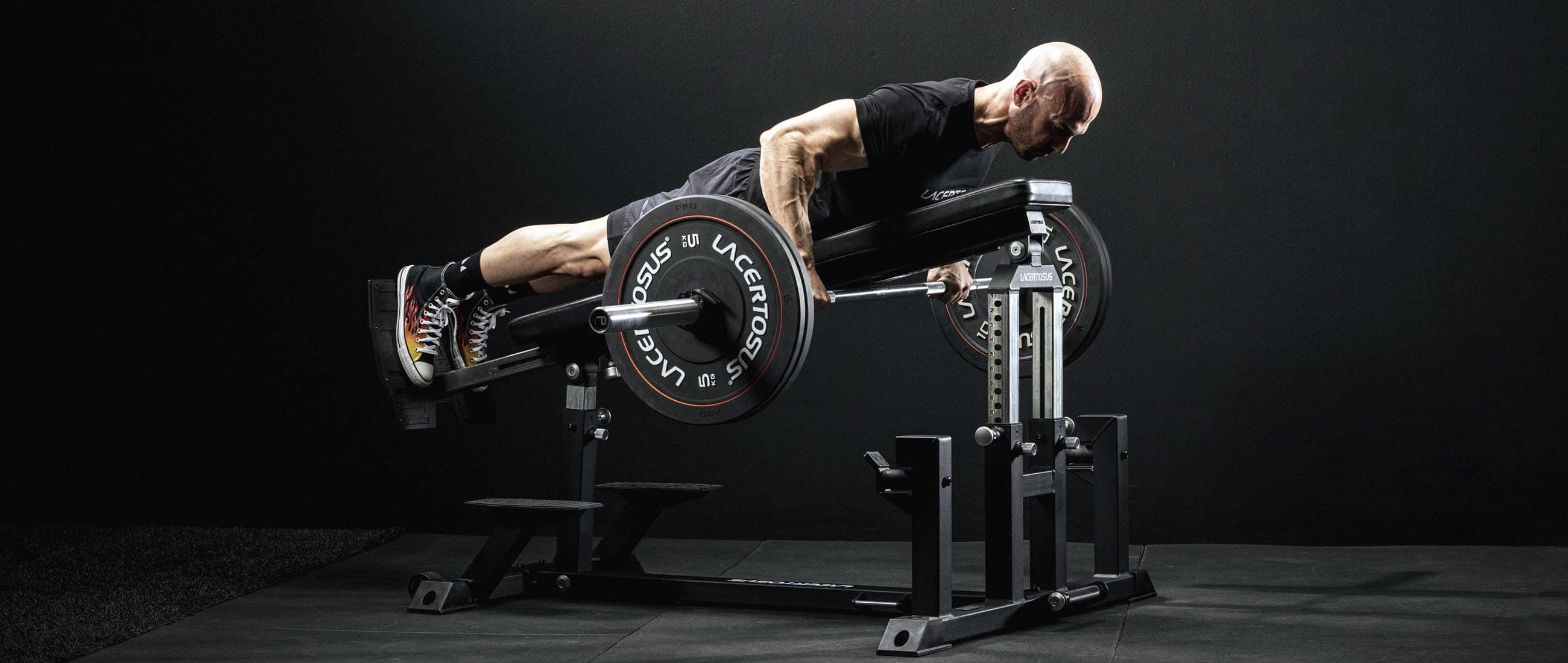 Atleta su panca back extension Lacertosus